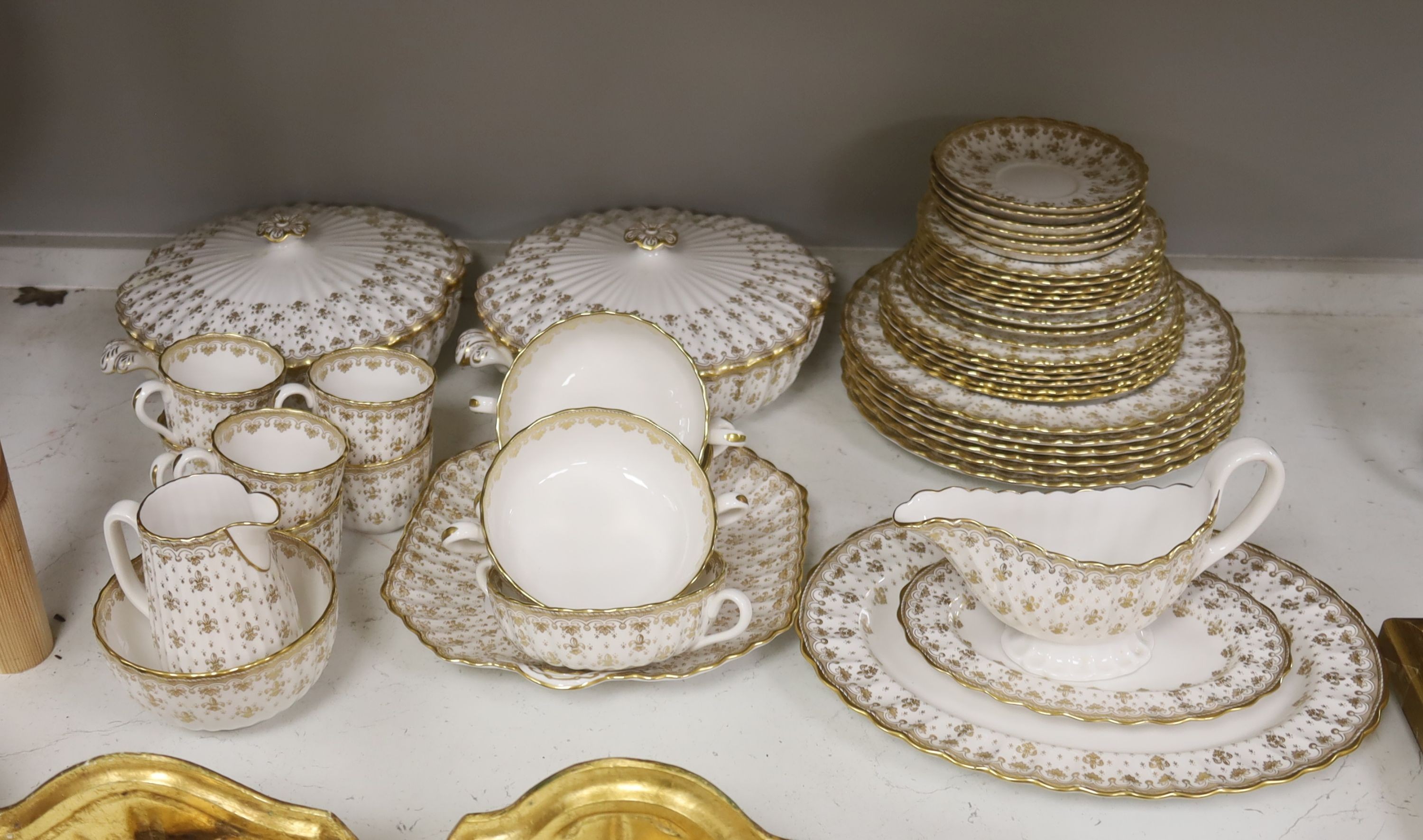 A Spode Fleur de lys dinner and tea set